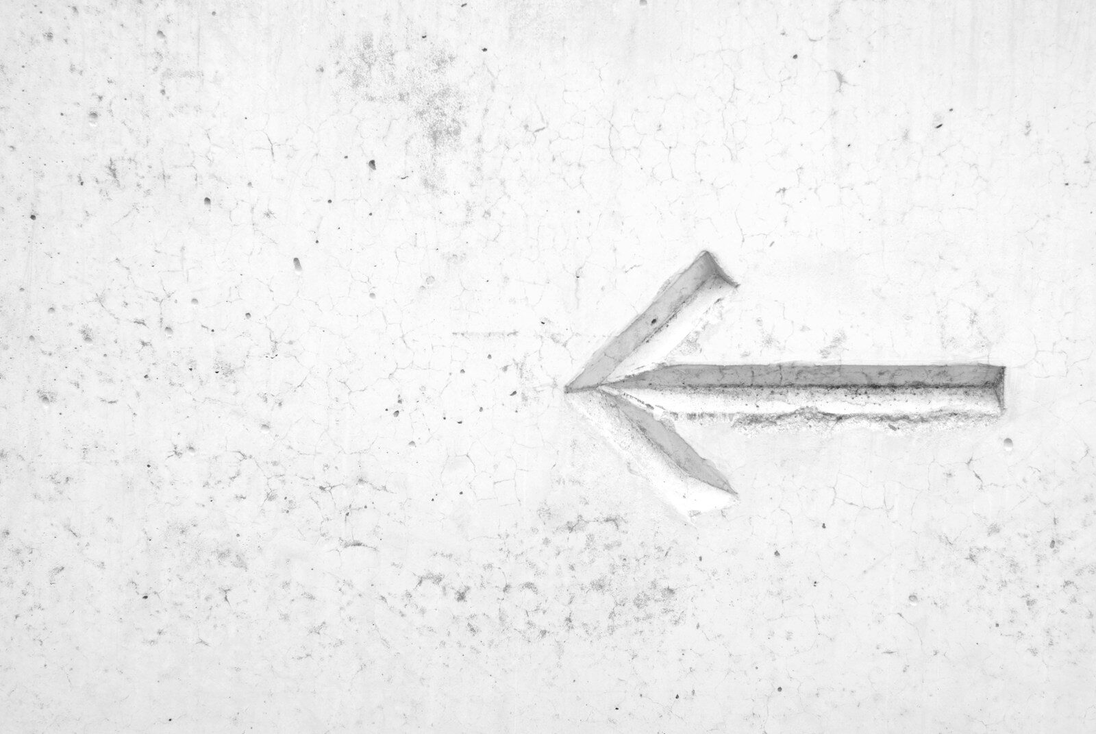 right arrow sign on wall